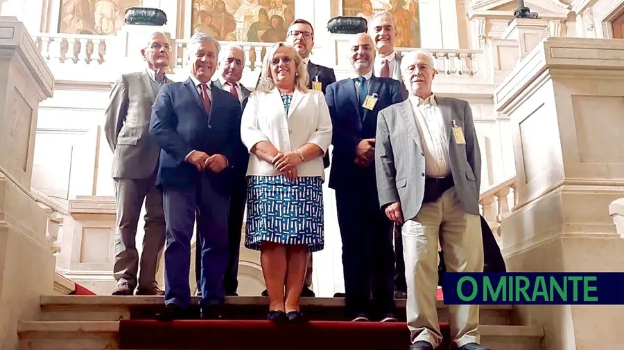A comitiva escalabitana com os deputados por Santarém Inês Barroso (PSD) e Manuel Afonso (PS) - FOTO – CM Santarém A comitiva escalabitana com os deputados por Santarém Inês Barroso (PSD) e Manuel Afonso (PS) - FOTO – CM Santarém