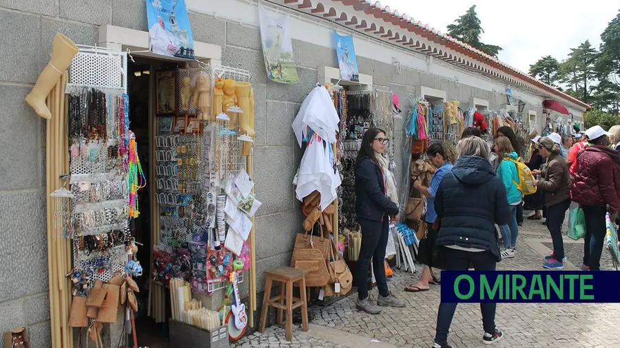 Dificuldades financeiras reflectem-se no negócio dos comerciantes em Fátima Dificuldades financeiras reflectem-se no negócio dos comerciantes em Fátima