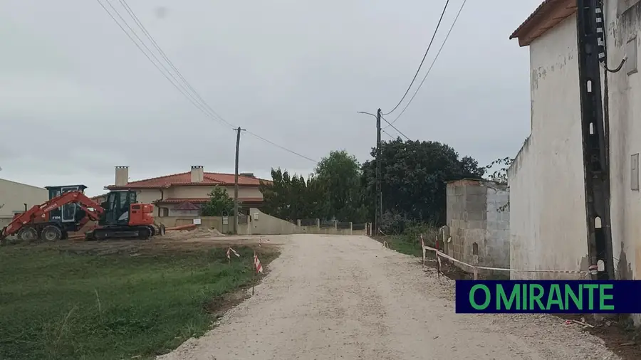 Reparação do piso da rua em Chã de Baixo já está em curso - foto dr