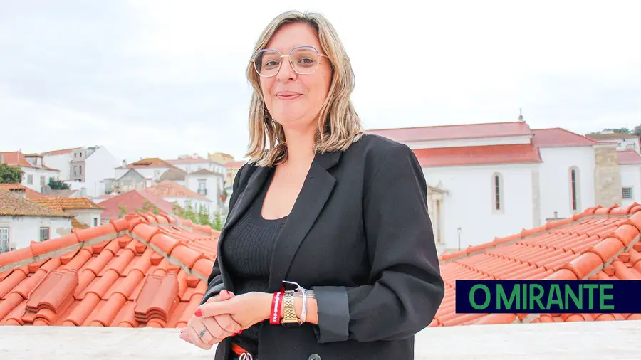 A vereadora que é bombeira e não entra nas tricas políticas do executivo de Azambuja 
