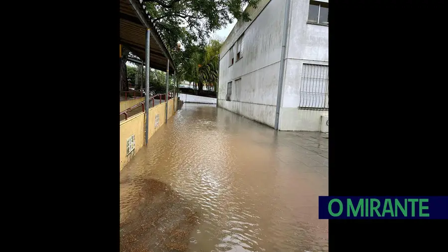 Escola de Vialonga voltou a alagar com as primeiras chuvas fortes do ano