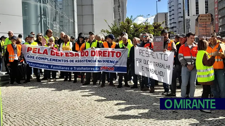 Centenas de trabalhadores da Cimpor prometem endurecer protestos