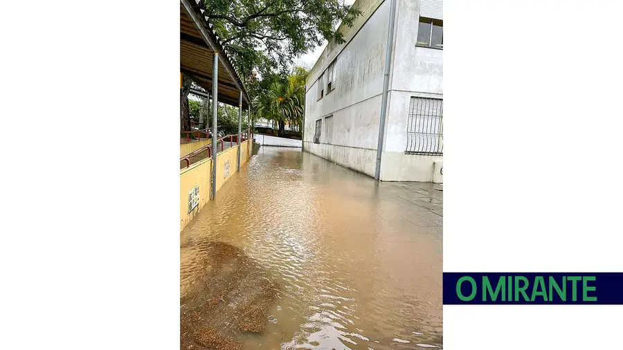 Escola a meter água Escola a meter água