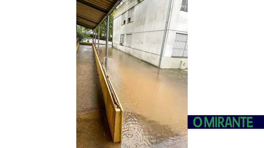 Pais denunciam condições precárias de escola em Vialonga