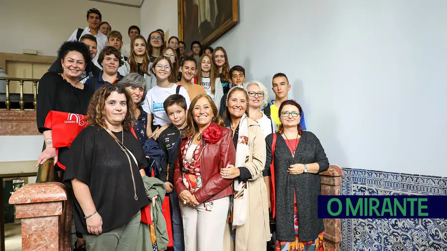 Um grupo de dez alunos e três professores polacos Um grupo de dez alunos e três professores polacos