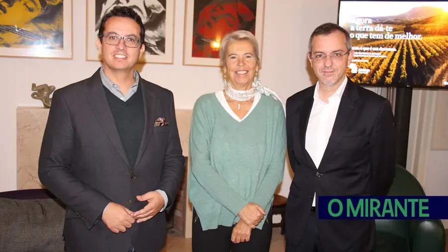 O presidente da Entidade Regional de Turismo do Alentejo e Ribatejo, José Manuel Santos (à direita) com o vice-presidente, Pedro Beato, e a proprietária da Quinta da Lapa, Sílvia Canas da Costa