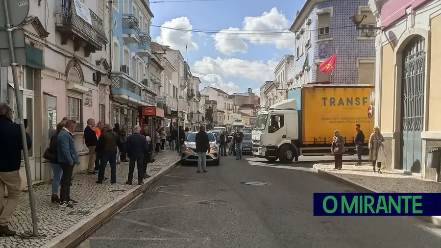 Carro mal estacionado complica trânsito em VFX Carro mal estacionado complica trânsito em VFX