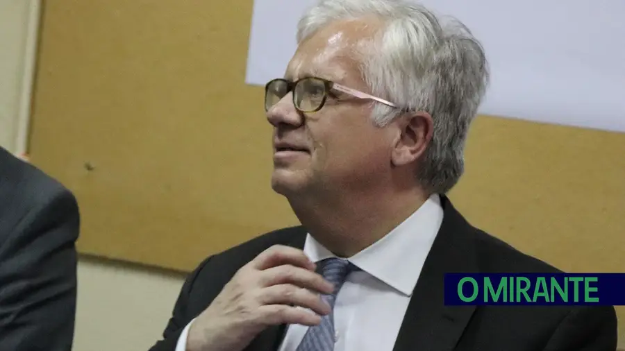 Ex-ministro Eduardo Cabrita não vai a julgamento pelo atropelamento mortal na A6 Ex-ministro Eduardo Cabrita não vai a julgamento pelo atropelamento mortal na A6