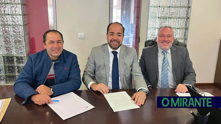 O vice-presidente da Câmara de Santarém João Leite (ao centro) representou o município na formalização do negócio | FOTO – Facebook João Teixeira Leite O vice-presidente da Câmara de Santarém João Leite (ao centro) representou o município na formalização do negócio | FOTO – Facebook João Teixeira Leite
