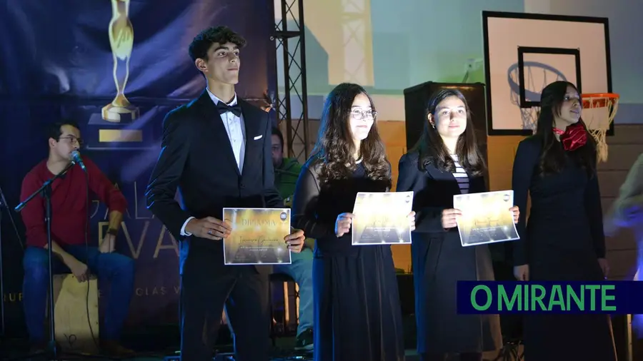 Agrupamento Vale Aveiras homenageou em gala professores e alunos de excelência Agrupamento Vale Aveiras homenageou em gala professores e alunos de excelência