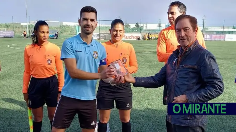 Treinador do futebol feminino do FC Alverca recebe cartão branco