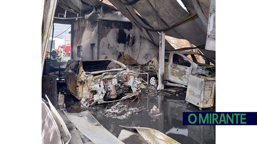 Incêndio destruiu oficina na Zona Industrial de Tomar Incêndio destruiu oficina na Zona Industrial de Tomar