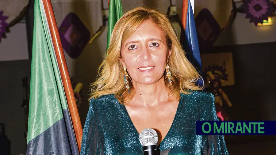 Num país não democrático não poderia contribuir para o desenvolvimento do pensamento crítico dos alunos Num país não democrático não poderia contribuir para o desenvolvimento do pensamento crítico dos alunos