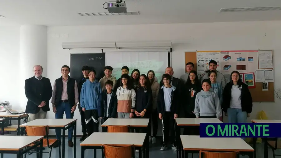 Alunos de Ourém vão conhecer de perto trabalho realizado pelos autarcas do concelho Alunos de Ourém vão conhecer de perto trabalho realizado pelos autarcas do concelho