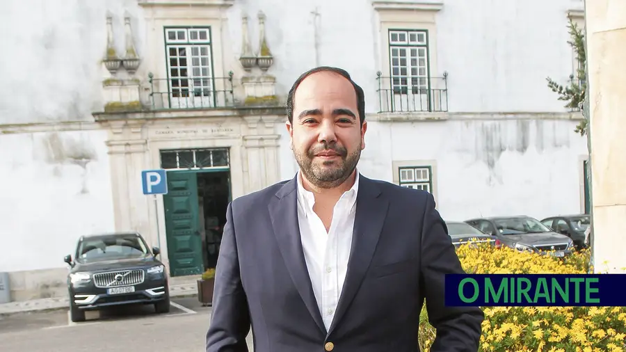 Devemos reflectir sobre a mobilização de recursos públicos e privados que garantam o acesso livre à informação Devemos reflectir sobre a mobilização de recursos públicos e privados que garantam o acesso livre à informação