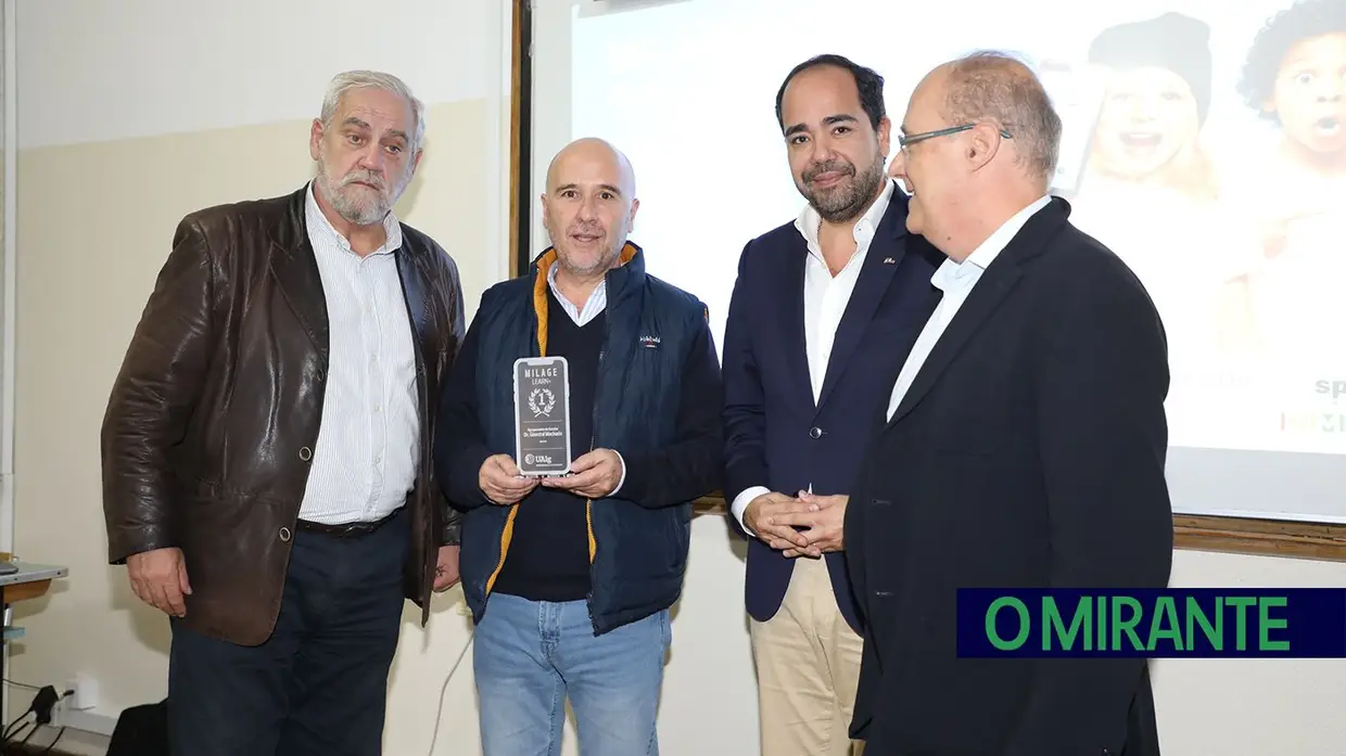 Aluna e Agrupamentos de Escolas Ginestal Machado e Sá da Bandeira recebem prémios