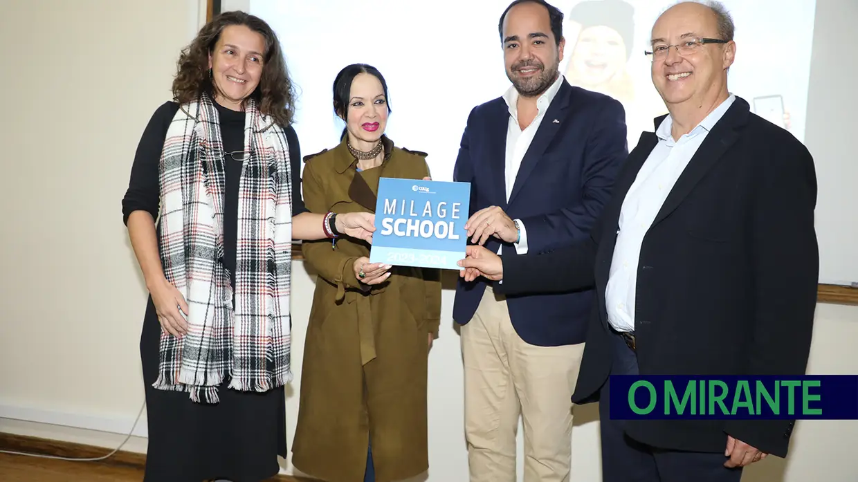 Aluna e Agrupamentos de Escolas Ginestal Machado e Sá da Bandeira recebem prémios