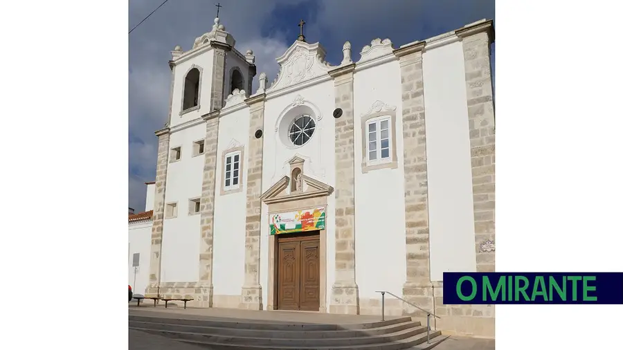 Igreja de São Nicolau em Santarém com parede danificada por um incêndio