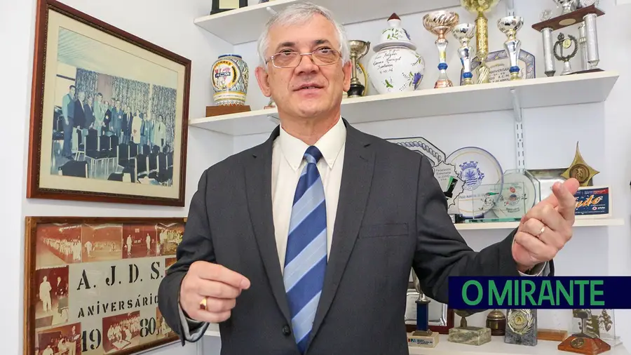 Presidente da Nersant oferece computadores a outra associação a que preside Presidente da Nersant oferece computadores a outra associação a que preside
