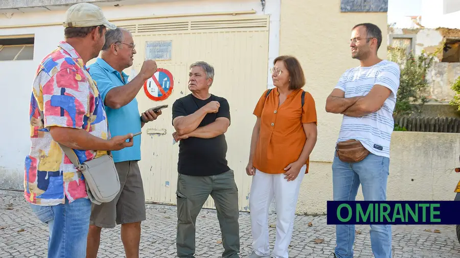 Moradores queixam-se de lixo a céu aberto no aterro de Arcena