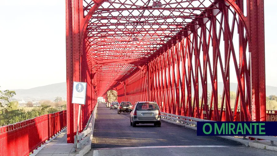 Ponte da Chamusca com falta de iluminação, arcos partidos e piso em mau estado