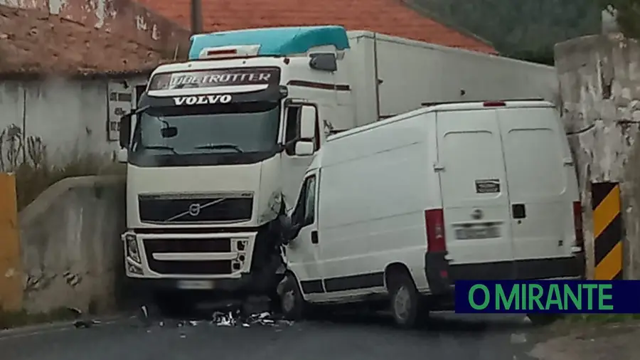 Um ferido em colisão no Vale de Santarém