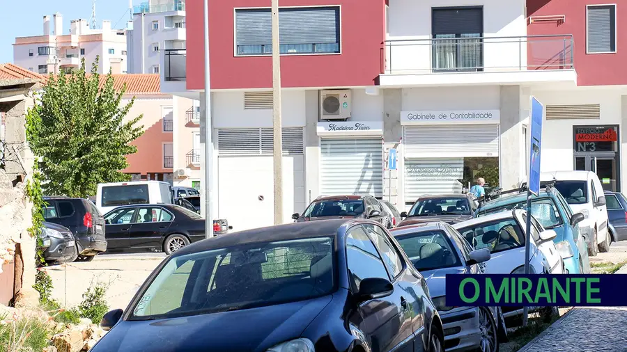 Comerciantes de Azambuja queixam-se da falta de estacionamento no centro da vila