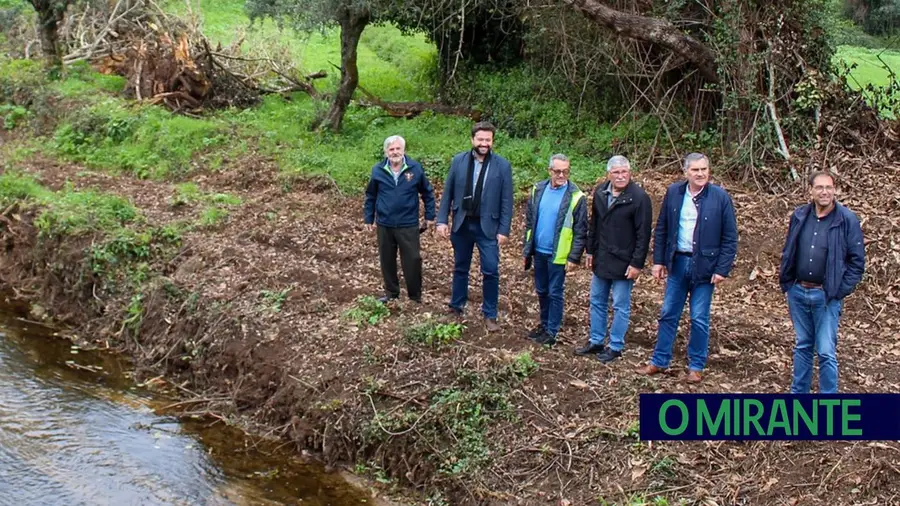 Continuam trabalhos de limpeza do leito e margens do rio Nabão
