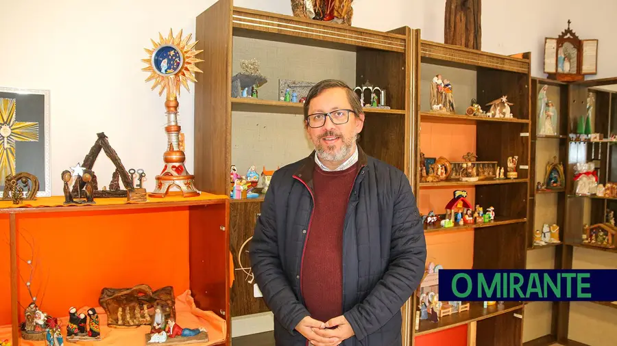 Padre expõe presépios na igreja da Póvoa de Santa Iria Padre expõe presépios na igreja da Póvoa de Santa Iria