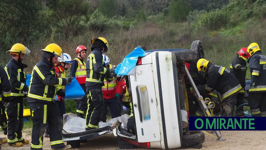 Exercício testou meios de sete corporações de bombeiros em Castanheira do Ribatejo