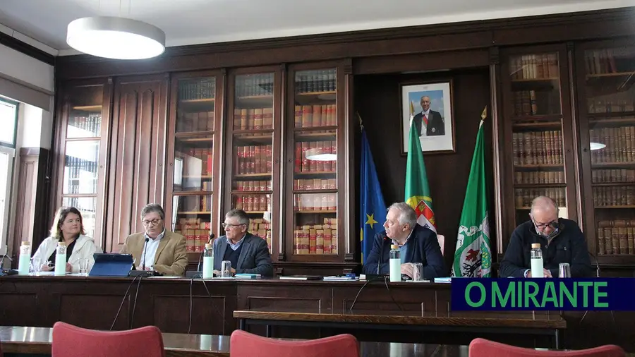 Azambuja aprova orçamento mais baixo para 2024 Azambuja aprova orçamento mais baixo para 2024
