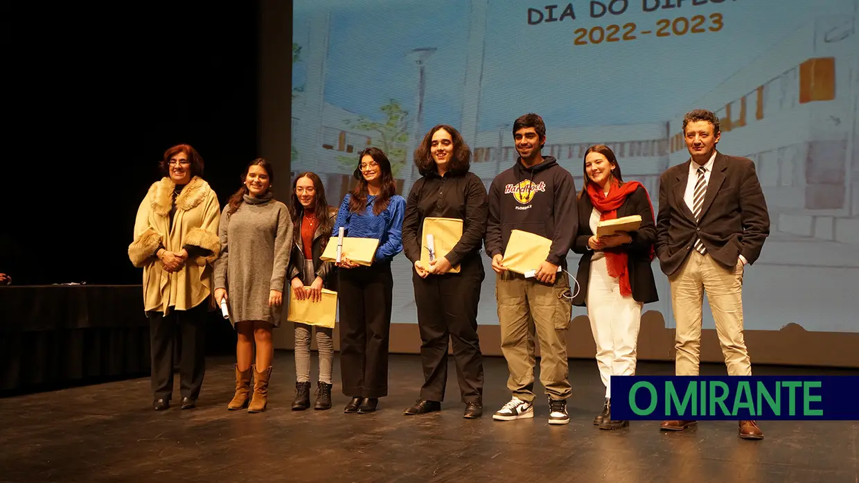 Escola Secundária do Cartaxo entregou diplomas a finalistas