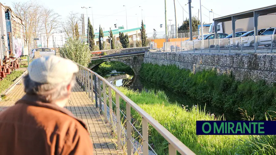 Poluição e maus cheiros na ribeira do Valverde