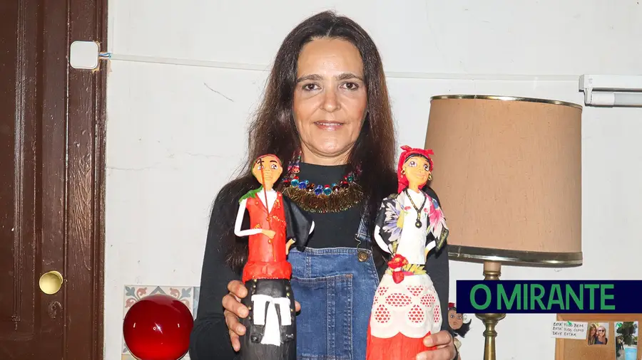 Graça Padinha e a arte de modelar figuras em garrafas de vidro