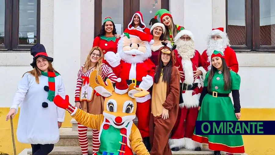 Pai Natal e duendes nas ruas de Salvaterra de Magos Pai Natal e duendes nas ruas de Salvaterra de Magos