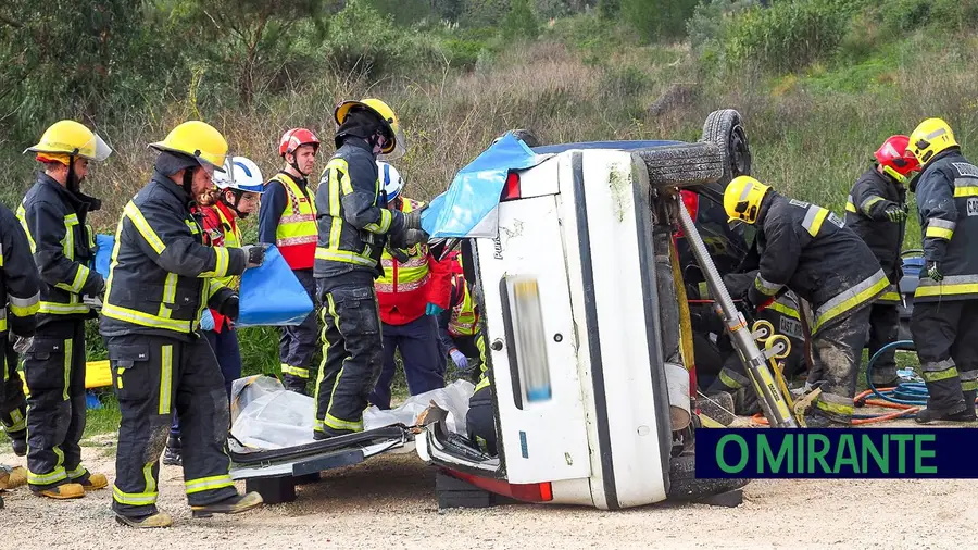 Exercício testou meios de sete corporações de bombeiros em Castanheira do Ribatejo