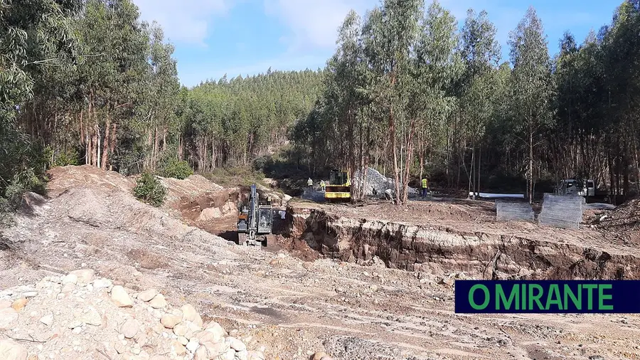 Populares contestam obras na ribeira de Rio de Moinhos com providências cautelares