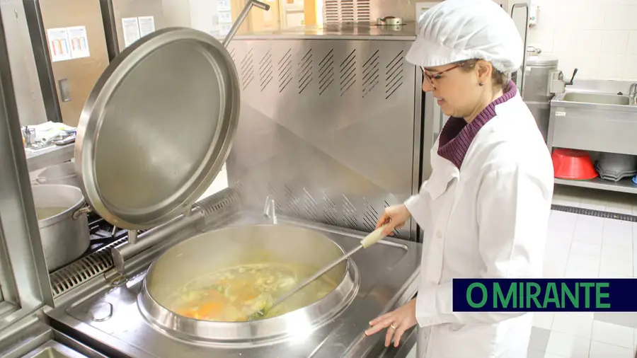 Escolas de Almeirim fazem a sopa sem descascar os vegetais Escolas de Almeirim fazem a sopa sem descascar os vegetais