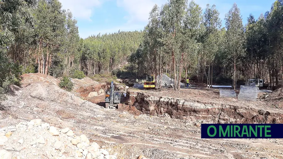 Populares tentam parar obras na ribeira de Rio de Moinhos 