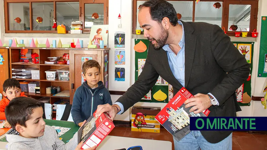 Município de Santarém oferece prendas de Natal aos alunos mais novos Município de Santarém oferece prendas de Natal aos alunos mais novos