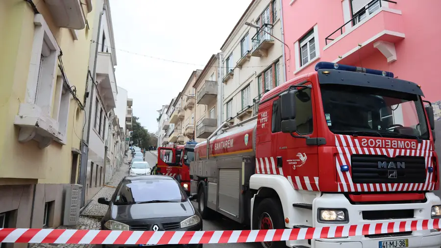 Incêndio corta Rua Capitão António Montez em Santarém