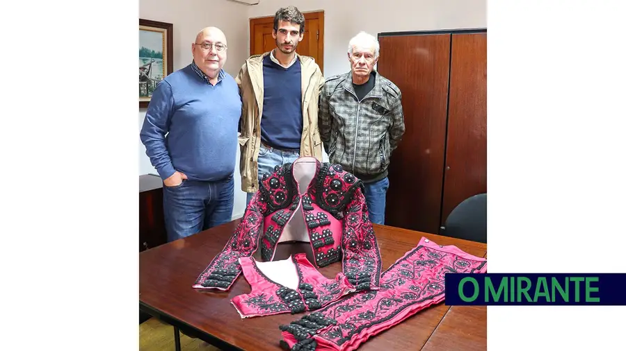 Filipe Gravito entrega fato de bandarilheiro para futuro museu de Salvaterra de Magos Filipe Gravito entrega fato de bandarilheiro para futuro museu de Salvaterra de Magos