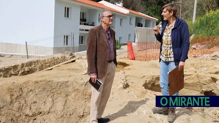 FOTO arquivo - CM Santarém. Trabalhos de arqueologia na zona do bairro de Alfange puseram a descoberto silos medievais e contextos arqueológicos romanos