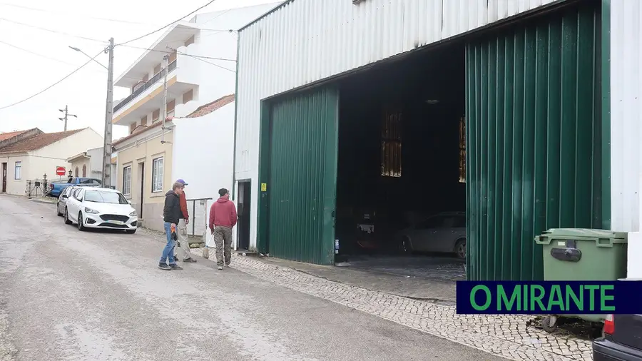 Curto-circuito num automóvel origina incêndio em oficina do Cartaxo