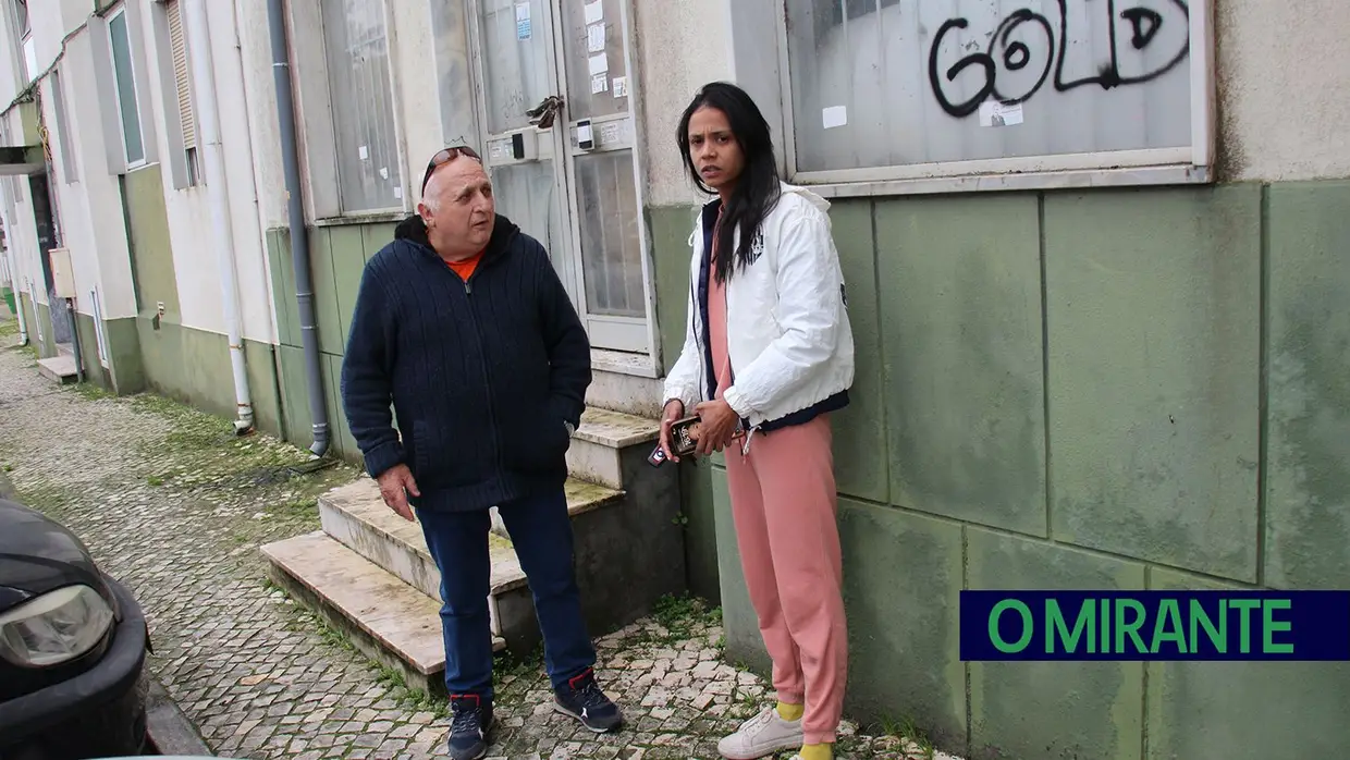 Moradores queixam-se dos maus cheiros de loja fechada há décadas com material no interior