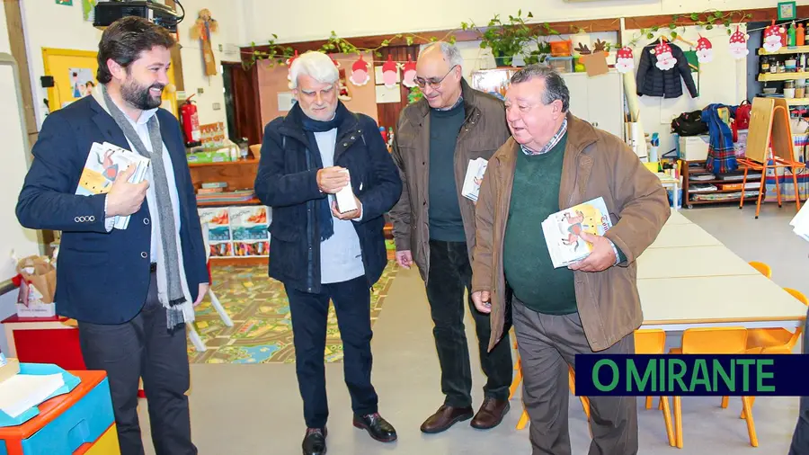 Junta Urbana ofereceu livro sobre história de Tomar a alunos