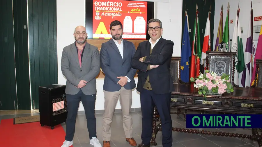 Luís Santos, presidente da associação Casa do Benfica de Santarém, David Dias, presidente da direcção da ACES e Jorge Jacinto, director do departamento das Casas do Benfica.