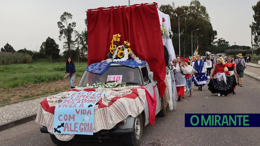 Carnaval em Alpiarça com mascarados e carros alegóricos