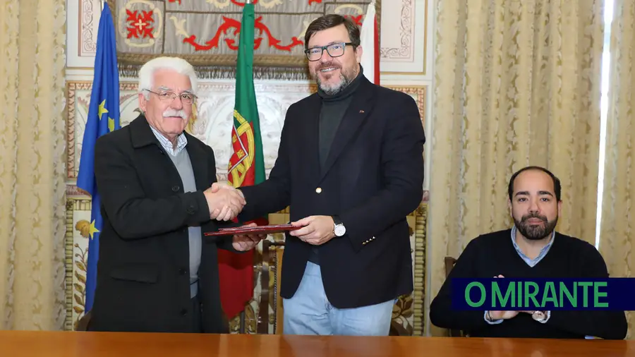 O protocolo foi assinado pelo presidente da Junta de Freguesia de Pernes, Raul Violante, e pelo presidente da Câmara de Santarém, Ricardo Gonçalves. FOTO – CM Santarém