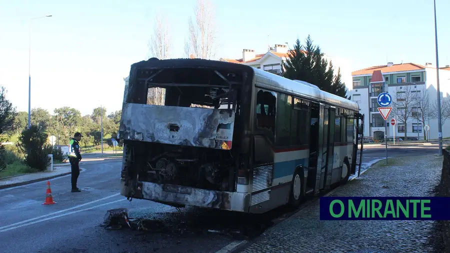 Incêndio em autocarro de passageiros em Santarém não causa vítimas Incêndio em autocarro de passageiros em Santarém não causa vítimas